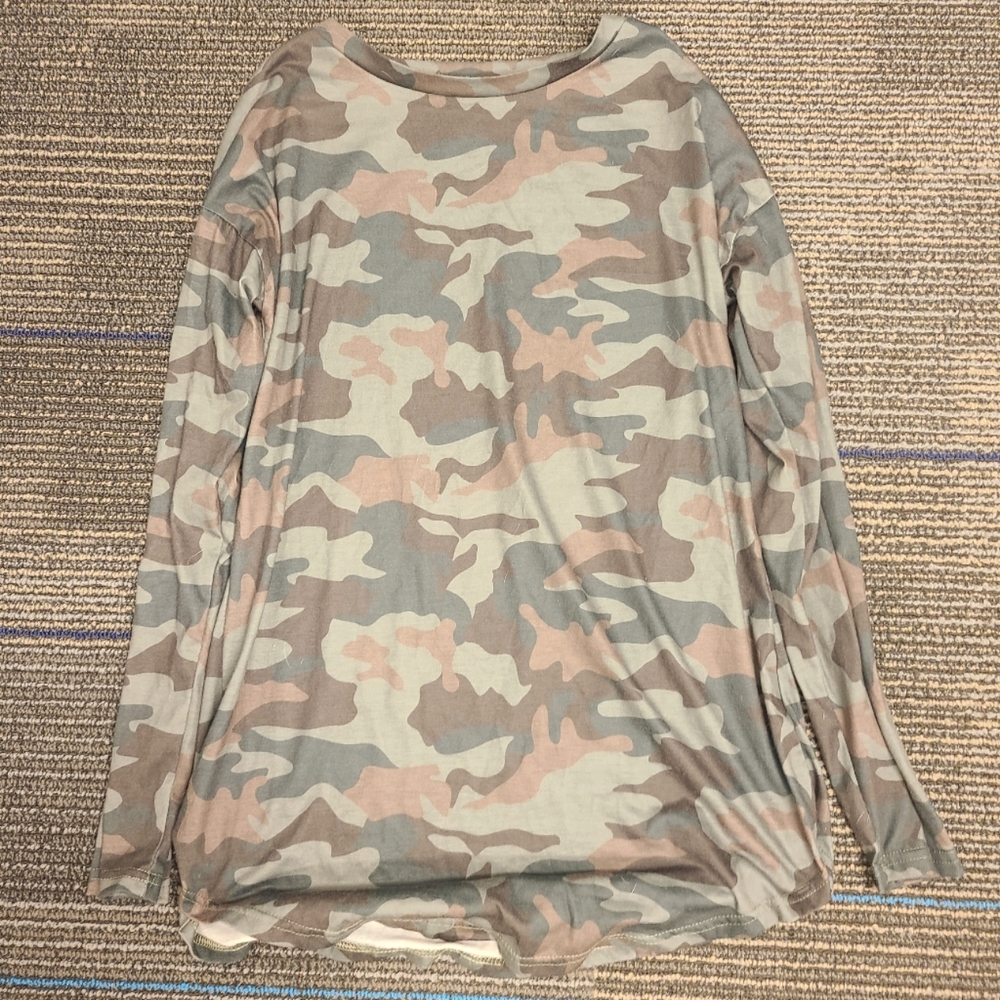 Unisex long sleeve shirt Small w camo print